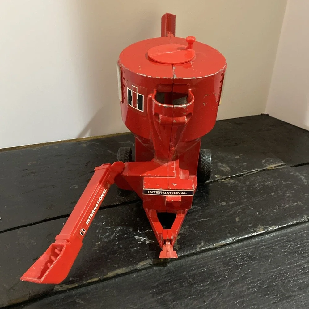 Vtg ERTL International IH Feed Grinder Mixer Mill 1/16 Farm Toy Metal